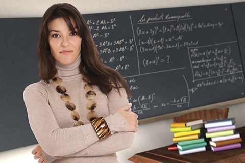 Kvinnelig lærer foran tavle