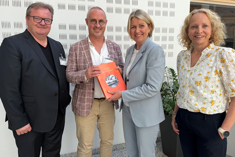 Styreleiar Arne Krumsvik og rektor Bård Mæland overrekkjer universitetssøknaden til NOKUT-direktør Kristin Vinje og avdelingsdirektør for høgare utdanning Hege Brodahl. (Foto: VID)
